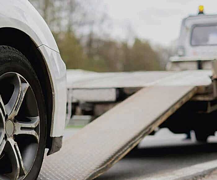 ehliyetsiz araba kullanma cezası; araba ehliyetiyle motor kullanma; ehliyetsiz araba kullanırken kaza yapma; ehliyetsiz araba kullanırken yakalanırsam araba bağlanır mı;